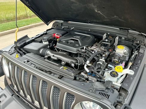 Used 2020 Jeep Wrangler Unlimited Sahara image 24