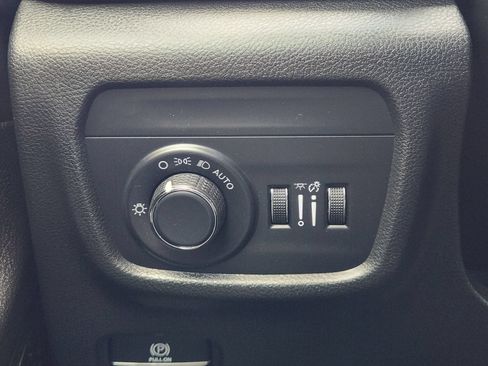 Used 2025 Jeep Grand Cherokee Laredo X RWD image 21