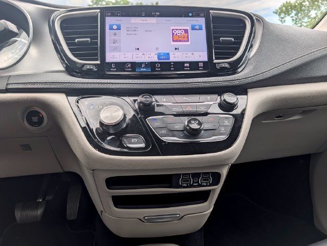 Used 2024 Chrysler Pacifica Limited FWD image 19