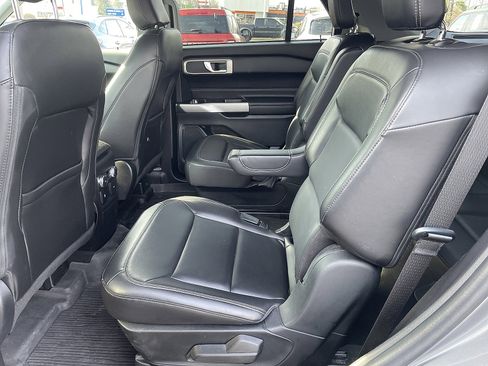 Used 2022 Ford Explorer XLT w/ Equipment Group 202A image 8