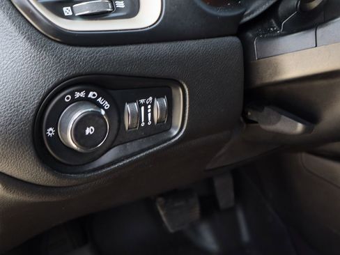 Used 2017 Jeep Renegade Latitude FWD image 12
