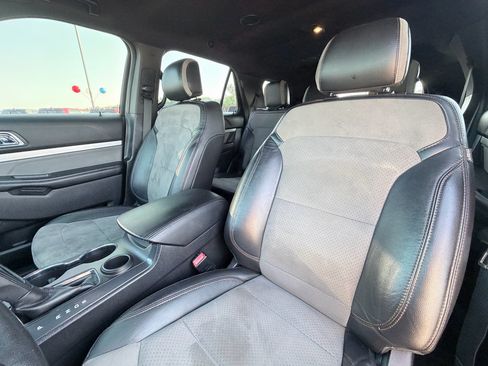 Used 2017 Ford Explorer XLT w/ Equipment Group 202A FWD image 21