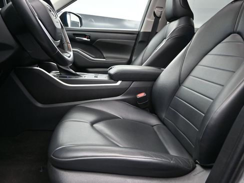 Used 2023 Toyota Highlander XLE image 13