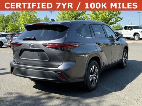 Used 2024 Toyota Highlander XLE FWD image 2