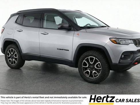 Used 2025 Jeep Compass Trailhawk w/ Trailer Tow Group AWD/4WD image 1