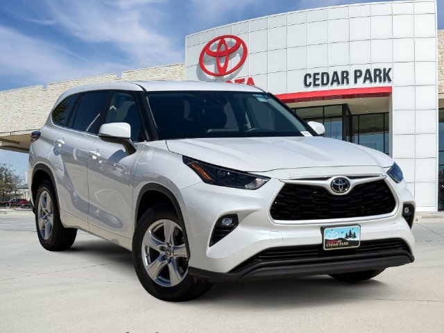 Used 2024 Toyota Highlander LE FWD image 1
