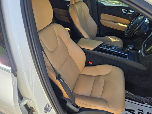 Used 2020 Volvo XC60 T5 Momentum AWD/4WD image 16