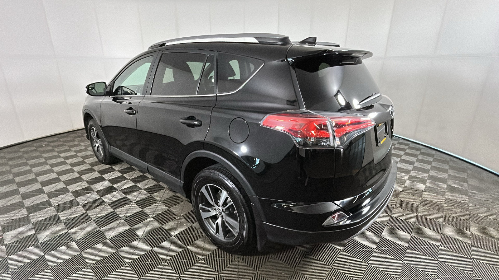Used 2017 Toyota RAV4 XLE w/ All Weather Liner Package AWD/4WD image 5