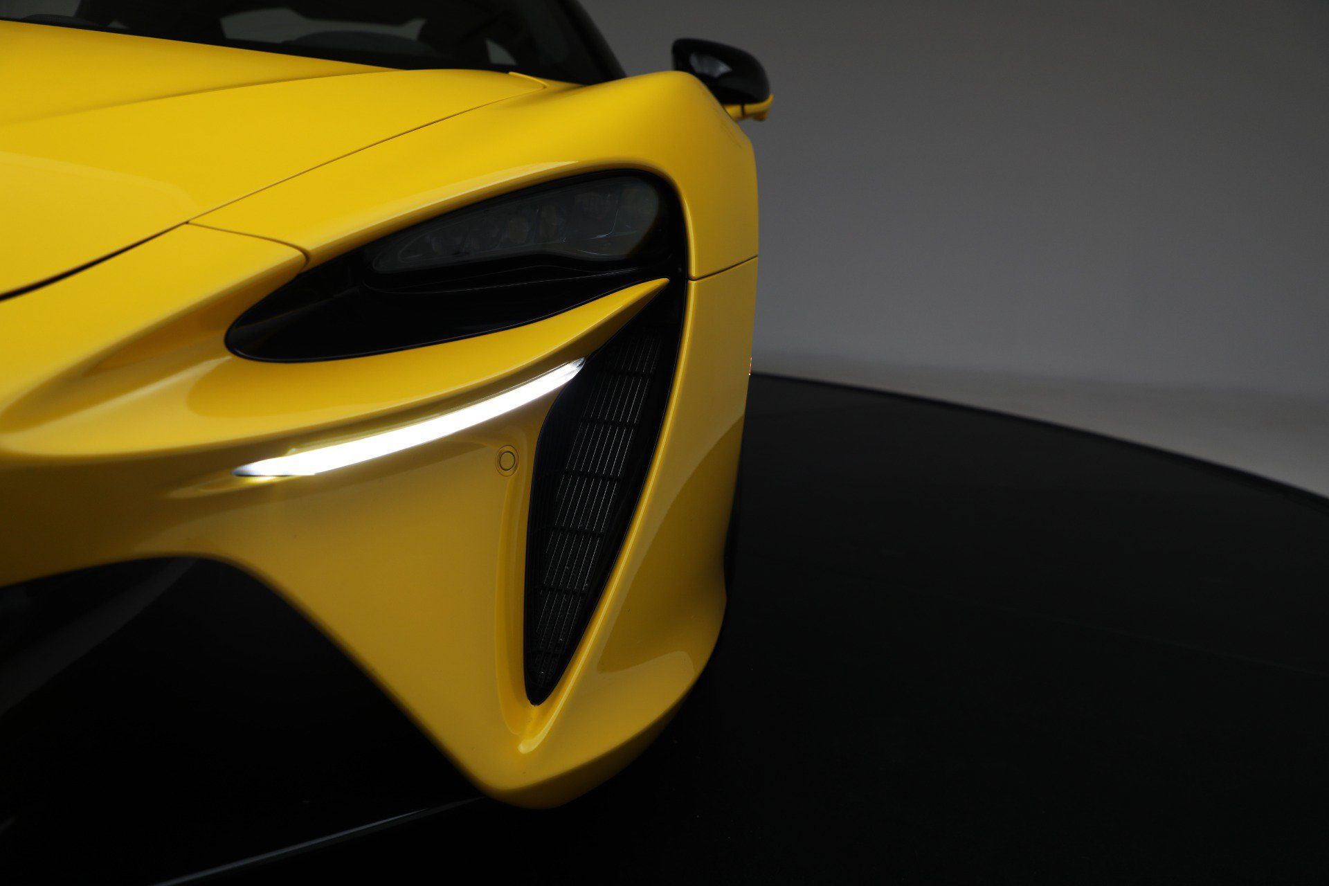 Used 2024 McLaren Artura RWD image 33