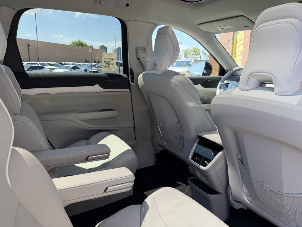 Used 2025 Volvo EX90 Plus AWD/4WD image 37