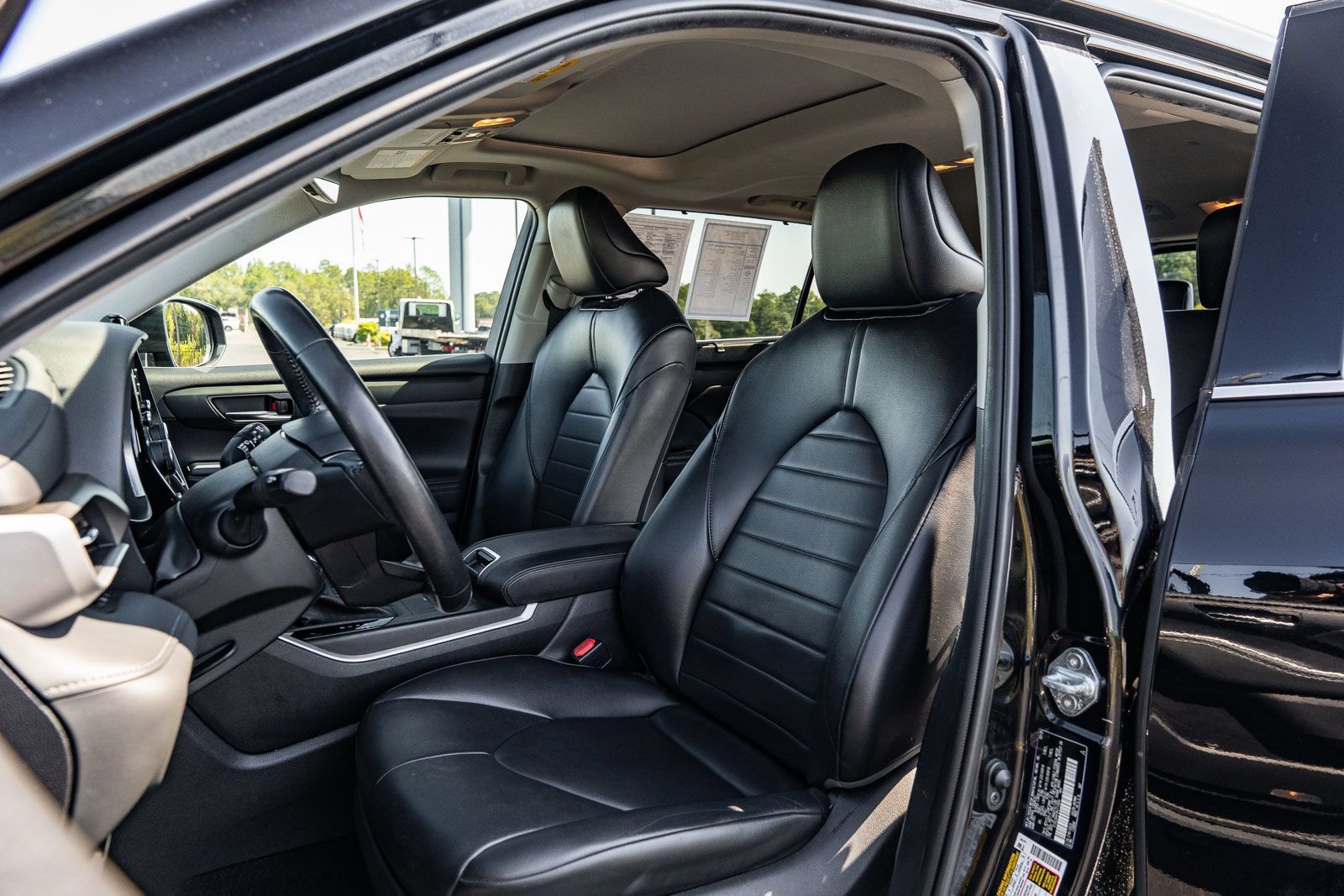 Used 2022 Toyota Highlander XLE FWD image 19