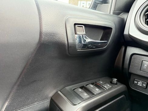 Used 2021 Toyota Tacoma TRD Sport w/ Technology Package image 11