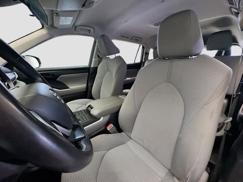 Used 2022 Toyota Highlander LE image 12