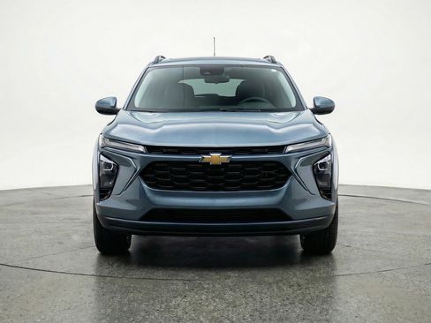 Used 2025 Chevrolet Trax LT w/ LT Convenience Package FWD image 2