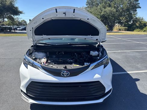 Used 2024 Toyota Sienna LE image 38