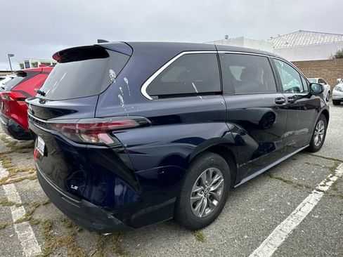 Used 2025 Toyota Sienna LE FWD image 5