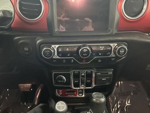 Used 2022 Jeep Wrangler Unlimited Rubicon w/ Cold Weather Group AWD/4WD image 19