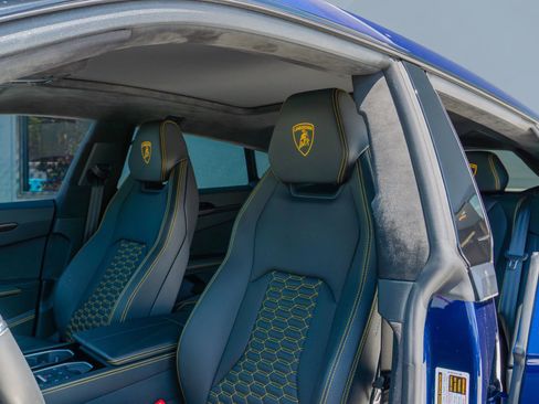 Used 2021 Lamborghini Urus AWD/4WD image 48