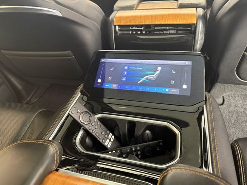 Used 2022 Jeep Grand Wagoneer Series III w/ Rear Seat Video Group 1 AWD/4WD image 17