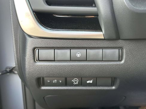 Used 2025 Nissan Rogue SV image 30