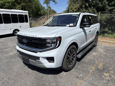 Used 2025 Ford Expedition Platinum image 7