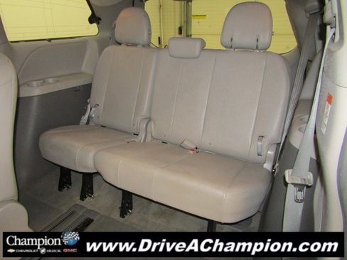 Used 2015 Toyota Sienna L image 17