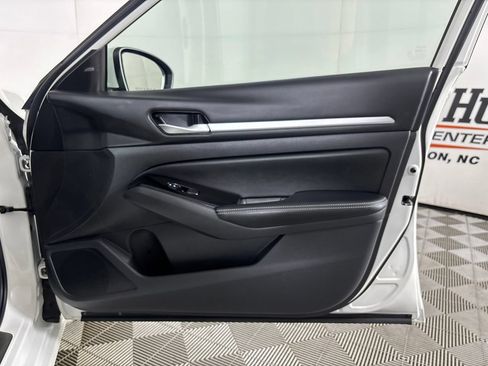 Used 2024 Nissan Altima 2.5 SL FWD image 31