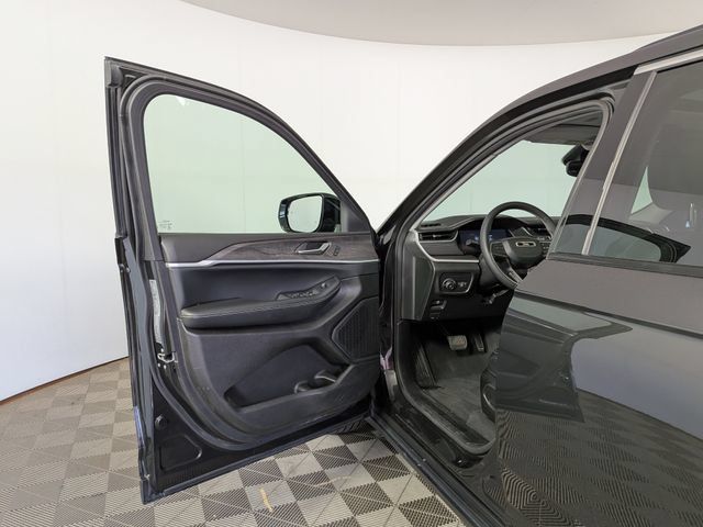 Used 2024 Jeep Grand Cherokee Limited AWD/4WD image 19