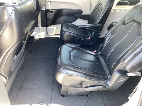 Used 2024 Chrysler Pacifica Touring-L FWD image 15