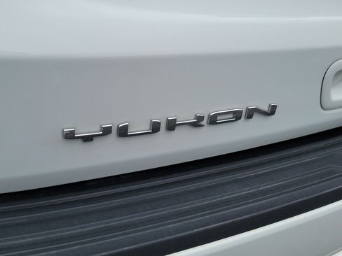 Used 2024 GMC Yukon XL SLT w/ SLT Luxury Package AWD/4WD image 7