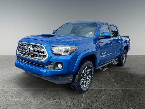 Used 2017 Toyota Tacoma TRD Sport w/ Exterior Package AWD/4WD image 3