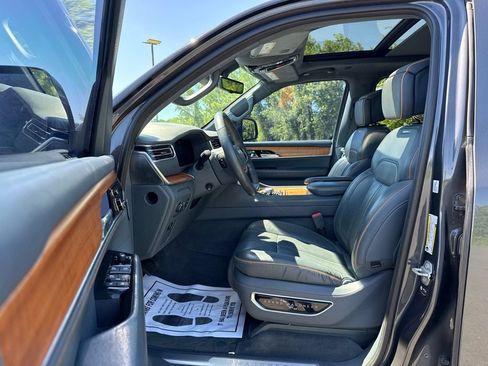 Used 2022 Jeep Grand Wagoneer Series II AWD/4WD image 23