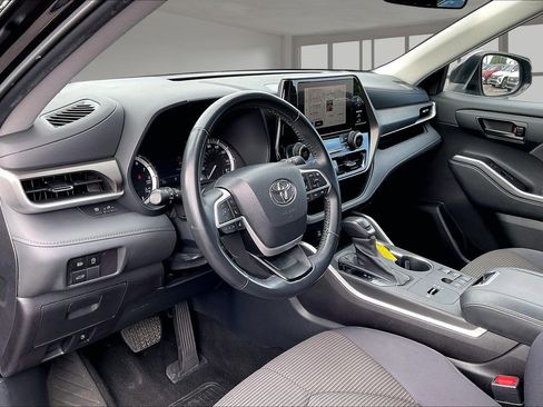 Used 2023 Toyota Highlander LE FWD image 17
