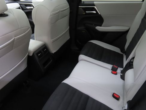 Used 2025 Mitsubishi Outlander SE FWD image 23