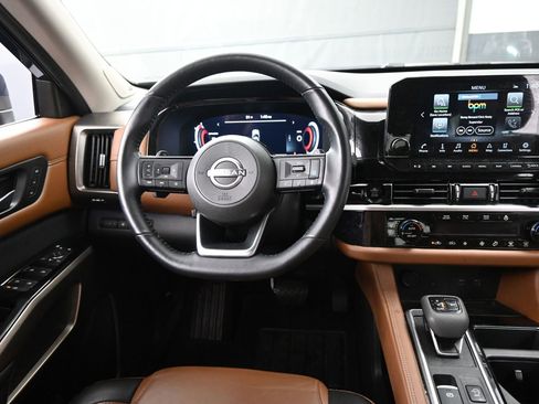 Certified 2025 Nissan Pathfinder Platinum FWD image 12