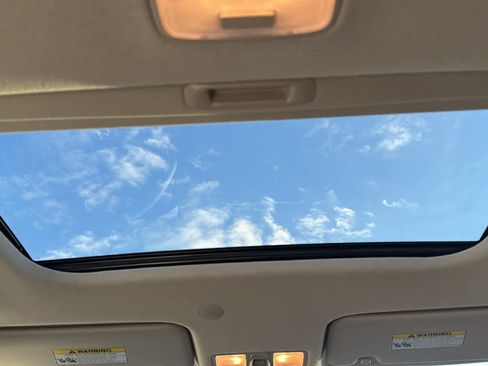 Used 2025 Hyundai Venue SEL image 27