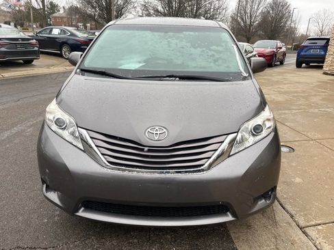 Used 2015 Toyota Sienna LE image 9