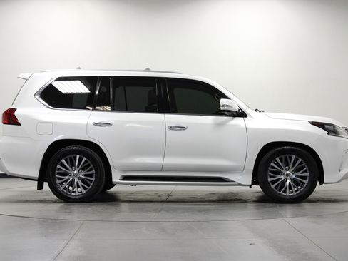 Used 2019 Lexus LX 570 4WD w/ Luxury Package image 3
