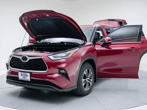 Used 2021 Toyota Highlander XLE image 17