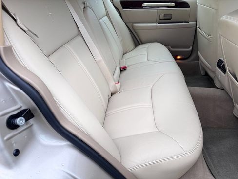 Used 2008 Lincoln Town Car Signature Limited RWD image 16