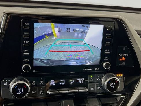 Used 2021 Toyota Highlander XLE image 14