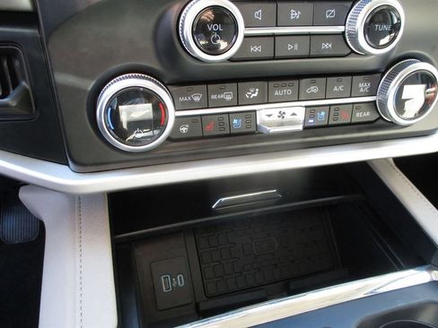 Used 2024 Ford Expedition XLT image 16