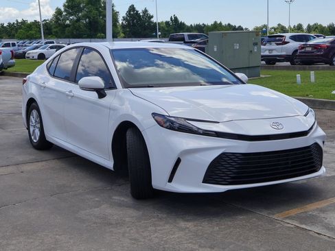 Used 2025 Toyota Camry LE w/ Convenience Package FWD image 22
