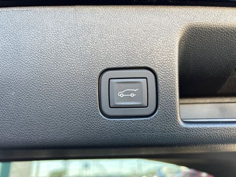 Used 2025 Chevrolet Equinox EV LT w/ Convenience Package image 9