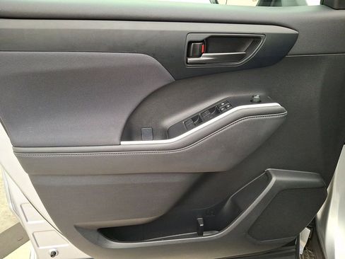 Used 2023 Toyota Highlander LE FWD image 10