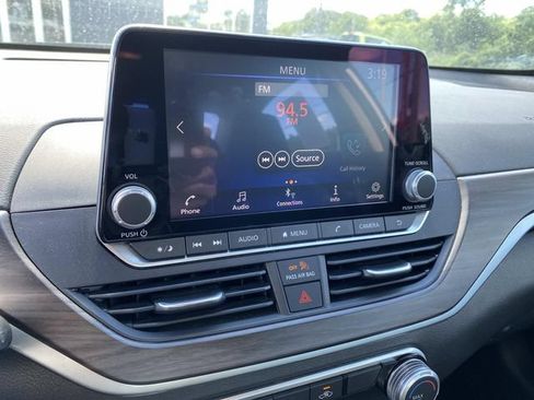 Used 2024 Nissan Altima 2.5 SV FWD image 11