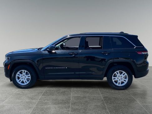 Used 2023 Jeep Grand Cherokee Laredo RWD image 2