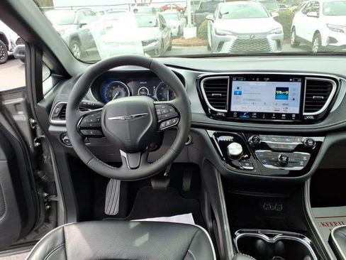 Used 2025 Chrysler Pacifica Limited image 10