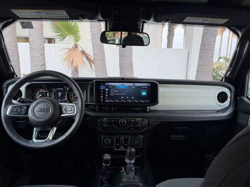 Used 2025 Jeep Wrangler Sahara image 32