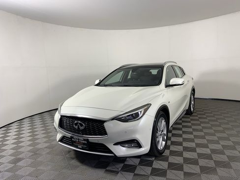Used 2017 INFINITI QX30 Premium w/ Navigation Package image 5